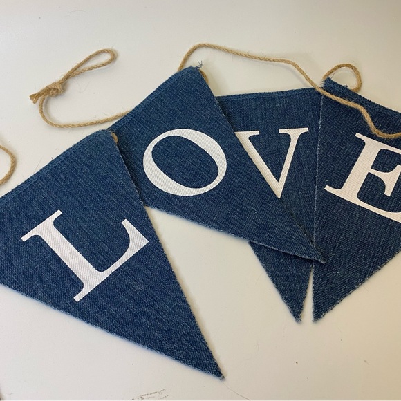 Denim banner with hearts and the letters LOVE printed in white - Picture 3 of 10